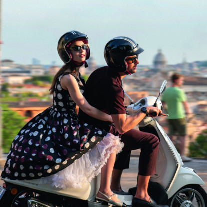 Emily in Paris: The Fashion Guide - Ένα βιβλίο αφιερωμένο στο iconic στιλ της αγαπημένης πρωταγωνίστριας με την υπογραφή της ενδυματολόγου της σειράς, Marylin Fitoussi