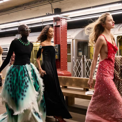 Chanel Métiers d’Art 2026: Η Νέα Υόρκη μέσα από το φαντασιακό σύμπαν του Matthieu Blazy