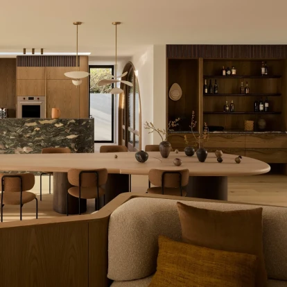 Μια κατοικία στο Σίδνεϊ από τη δεκαετία του '80 ισορροπεί μοναδικά ανάμεσα στη γαλήνια ατμόσφαιρα και τη vibrand αισθητική