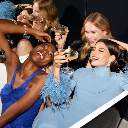 Δημιουργήστε τα πιο fashionable γιορτινά σύνολα με τις hot τάσεις της σεζόν 