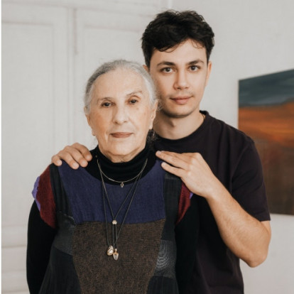 Λόλα Νικολάου x Θανάσης Δάπης: Μια διαφορετική συζήτηση γιαγιάς - εγγονού, βασισμένη στην κοινή αγάπη τους για την Τέχνη
