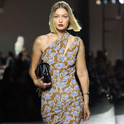 Ο όμιλος Prada μόλις εξαγόρασε και επίσημα τον οίκο Versace