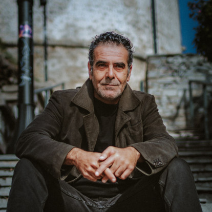 SKG Stories: Ο σπουδαίος σκηνοθέτης Θάνος Νίκας δημιουργεί μέσα από τα έργα του έναν κόσμο με όλα τα τρωτά του σημεία