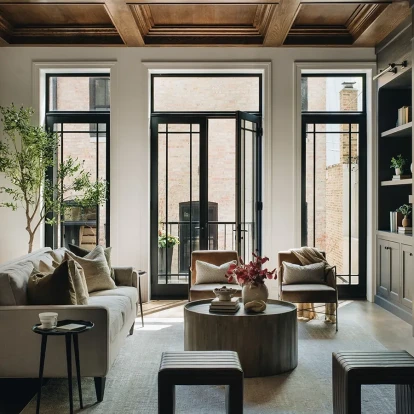 Ένα townhouse 150 ετών στο Σικάγο αποδεικνύει πόσο διαχρονικό είναι το λευκό και το μαύρο στη διακόσμηση