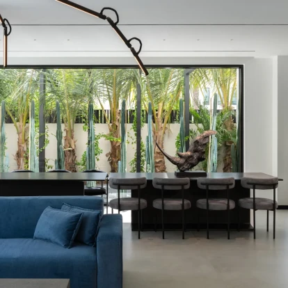 Μια βίλα στο Dubai όπου τα φυσικά υλικά συνυπάρχουν με τις πολυτελείς πινελιές 