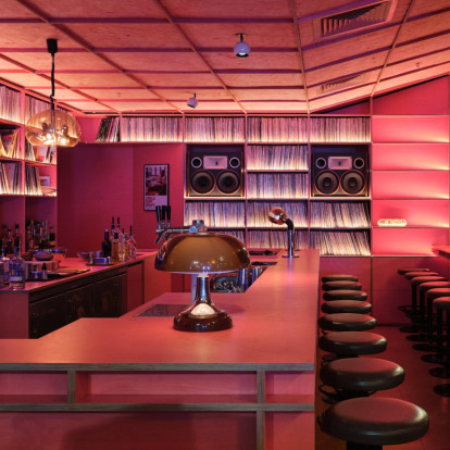 Τα listening bars είναι η νέα τάση που συνδυάζει την ακουστική εμπειρία με το interior design