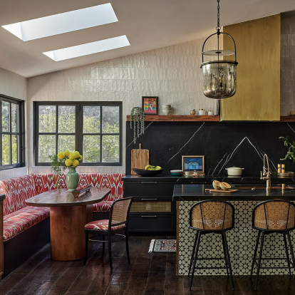 Ένα σπίτι στο Los Angeles που αναδεικνύεται μέσα από τα χρώματα και τις υφές