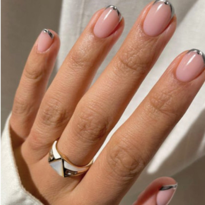 Τα silver nails είναι το πρώτο trend της χρονιάς που έχει κατακλύσει τα social media 