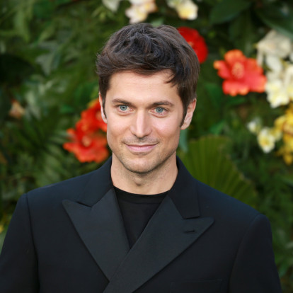 Lucas Bravo: Ο πρωταγωνιστής του "Emily In Paris" μιλά για το ρόλο του και για το ένα πράγμα που απεχθάνεται να κάνει στη ζωή του