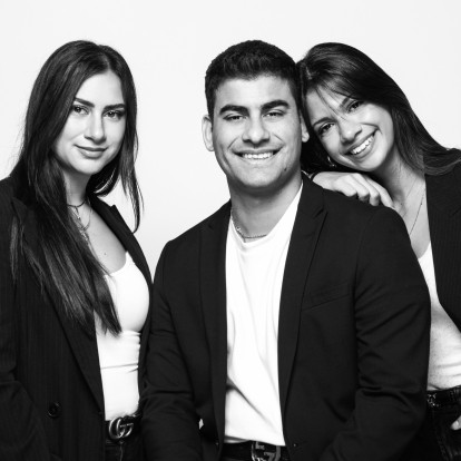 SKG Stories: Ο Νίκος, η Κατερίνα και η Μάνια Σαββάογλου αποδεικνύουν πώς η ελληνική μόδα ξεπερνά τις στερεοτυπικές αναφορές ώστε να αντέξει στο πέρασμα του χρόνου