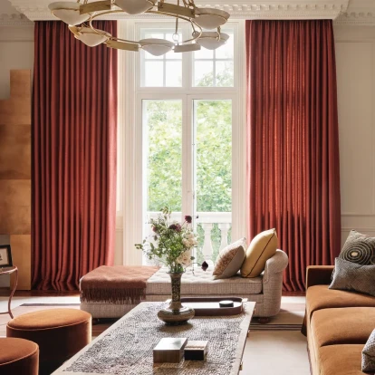 Το λονδρέζικο διαμέρισμα που αποδεικνύει πως συλλογές, υλικά και φωτισμός μπορούν να μεταμορφώσουν κάθε χώρο