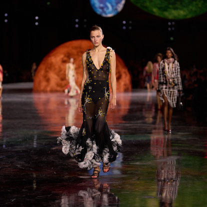 Ο οίκος CHANEL μας προϊδεάζει με ένα trailer για την αυριανή παρουσίαση της Spring/Summer 2026 Haute Couture συλλογής