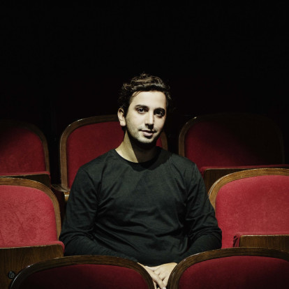 Ποιος είναι ο Μάριο Μπανούσι που βραβεύτηκε με Αργυρό Λέοντα στην Μπιενάλε Θεάτρου Βενετίας 2026;