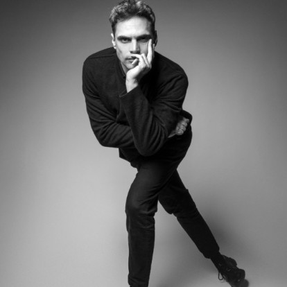 Ο Γιώργος Παπαγεωργίου, σε μια αποκλειστική συνέντευξη στο GLOW, μιλά για τη δύναμη της Tέχνης και την αφύπνιση της κοινωνίας