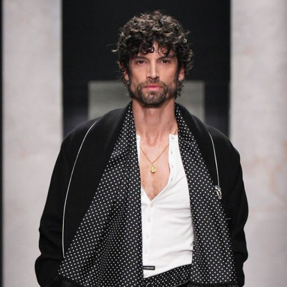 Ο οίκος Dolce&Gabbana παρουσίασε στο Μιλάνο τη συλλογή 'Portrait of a Man' και προκάλεσε τις αντιδράσεις του Internet