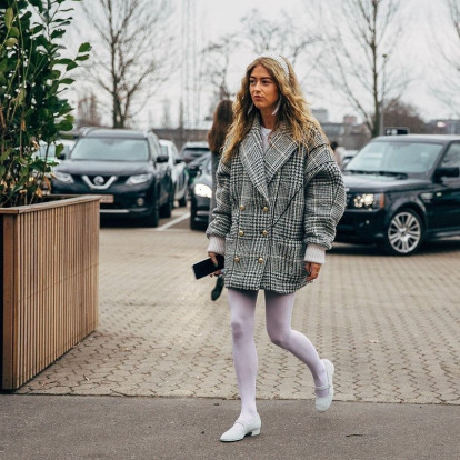 Τα χρωματιστά καλσόν είναι τα πιο hot αξεσουάρ του χειμώνα