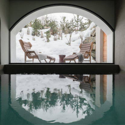 Ένα χιονισμένο σαλέ στο Saint Moritz ενώνει υποδειγματικά την παράδοση με τον μοντερνισμό