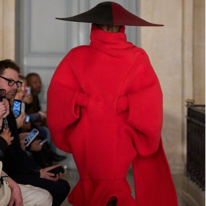 Ο Jacquemus παρουσίασε τη 'Le Palmier', μια collection, εμπνευσμένη από την κόρη του Picasso, Paloma για τη FW26