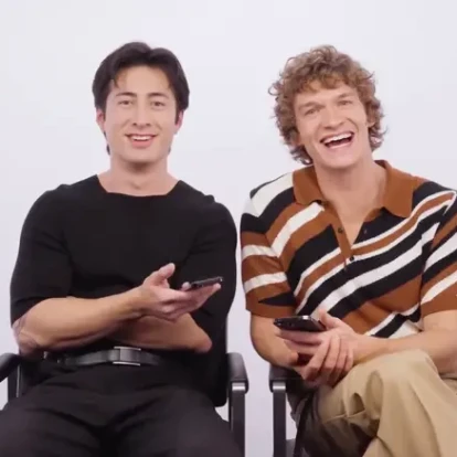 Οι πρωταγωνιστές του 'Heated Rivalry' διαβάζουν τολμηρά tweets και σχολιάζουν