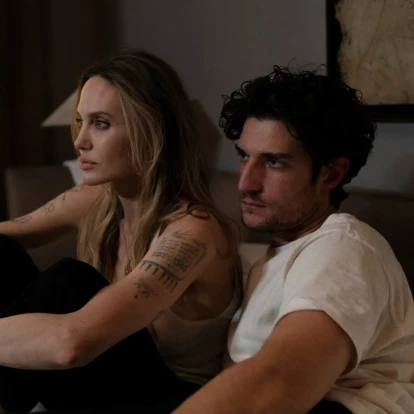 Couture: Η Angelina Jolie επιστρέφει στη μεγάλη οθόνη με έναν ρόλο που την ταυτίζει με την μητέρα της 