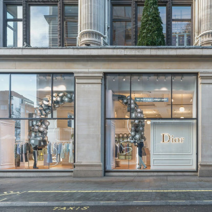 O Jonathan Anderson «καταφθάνει» στο Selfridges του Λονδίνου με ένα ιδιαίτερο pop-up προς τιμήν της κληρονομιάς του Dior 