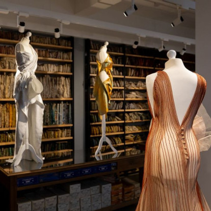 Μια εκ βαθέων συζήτηση με τη σχεδιάστρια, Ντενίζ Ελευθερίου, για την παράδοση, τη μόδα του σήμερα και το απρόβλεπτο μέλλον