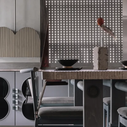 Κι όμως, το γκρι στο σπίτι μπορεί να μην είναι βαρετό αν αποτυπωθεί με μπρουταλιστικό τρόπο