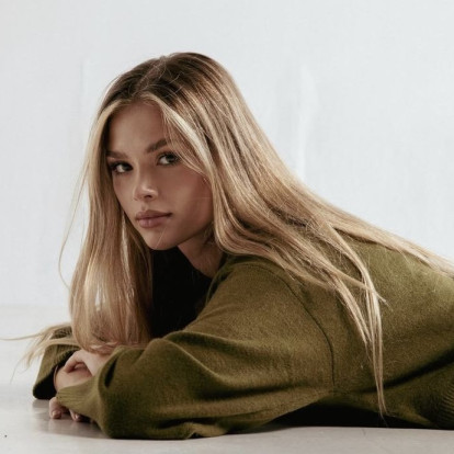 Εχουν μακρύνει οι αφέλειες σας και δεν μπορείτε να τις ελέγξετε; Tα tips που θα τις κάνουν και πάλι super stylish