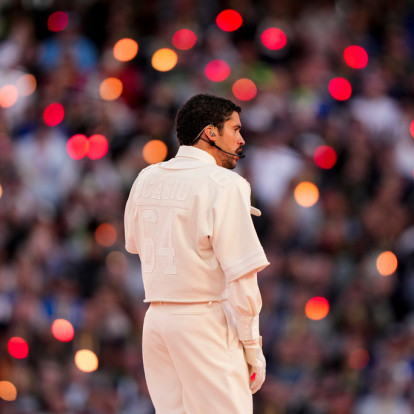 Ο Bad Bunny έκανε όλο τον κόσμο να δει κάτι διαφορετικά και δεν υπάρχει τίποτα κακό σε αυτό