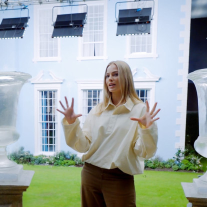 Η Margot Robbie μας ξεναγεί στο σκηνικό της ταινίας Ανεμοδαρμένα Ύψη