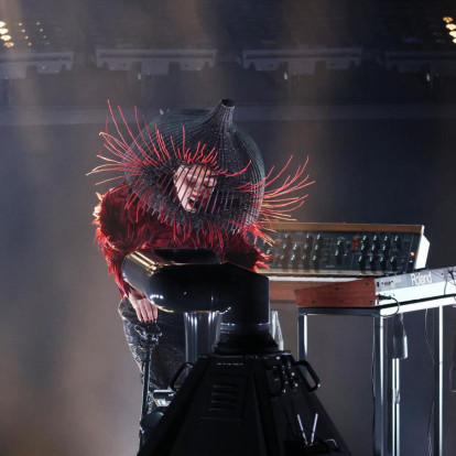 Απολαύστε τη Lady Gaga να ερμηνεύει το “Abracadabra” στα φετινά Grammys