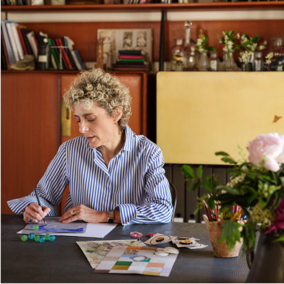 Η Francesca Villa μετατρέπει την αγάπη της για τα ταξίδια σε κοσμοπολίτικα κοσμήματα με ιστορία