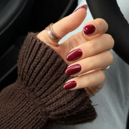 Τα berry nails είναι το πιο ελκυστικό μοβ μανικιούρ του χειμώνα και οι ιδέες να το υιοθετήσετε αμέτρητες