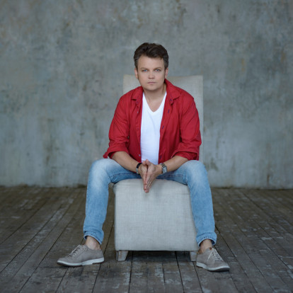 Λίγο πριν την αυριανή συναυλία του στη Θεσσαλονίκη ο δημοφιλής Ουκρανός τενόρος Dmytro Popov μας μιλά για τη σημαντική μουσική διαδρομή του