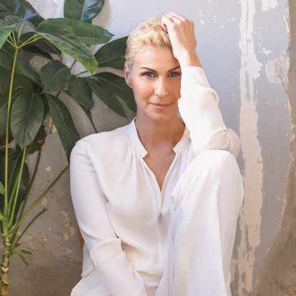 Η Άννα Κανδαράκη σε μια αποκλειστική συνέντευξη στο GLOW μιλά για την ανάγκη να ζούμε λιγότερο στο «πρέπει» και περισσότερο στο «αληθινό»