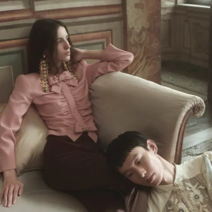 Ο οίκος Valentino μετατρέπει τις πυγολαμπίδες σε σύμβολο ελπίδας, ομορφιάς και αντίστασης