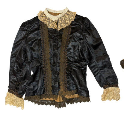 Rewoven – Η μνήμη υφαίνεται ξανά: Όταν ένα νυφικό ζακέτο του 1893 υφαίνει ξανά τη μνήμη της Νάξου