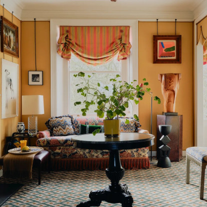 Η θεατρική κομψότητα ενός λονδρέζικου διαμερίσματος με εκλεκτική διακόσμηση