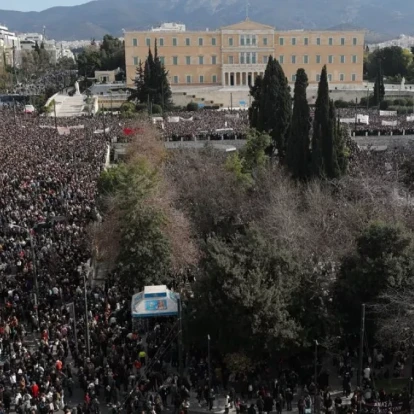 Τέμπη, τρία χρόνια μετά: Όλη η Ελλάδα στους δρόμους ζητά δικαιοσύνη για την ανείπωτη τραγωδία