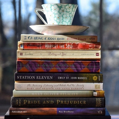 5 νέα βιβλία που δεν πρέπει να λείπουν από το κομοδίνο σας την άνοιξη