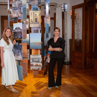 Η πολυαισθητηριακή έκθεση με την υπογραφή του GLOW κορυφώθηκε σε μια βραδιά εμπειρίας και γιορτής στο Amalias 36