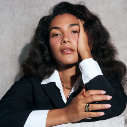 Η Olivia Dean έγινε ambassador του οίκου Cartier κι εμείς ανατρέχουμε στα 5 εμβληματικά timepieces που αξίζει να γνωρίζετε