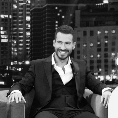 Face to Face με τον Γιάννη Αθανασόπουλο: «Η τίμια και ειλικρινής αγκαλιά είναι το ισχυρότερο φυσικό αντικαταθλιπτικό στη νοσηρότητα των καιρών μας»