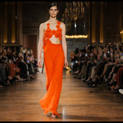 Η Victoria Beckham παρουσίασε μια συλλογή που κυμαίνεται ανάμεσα στη δύναμη και τη θηλυκότητα