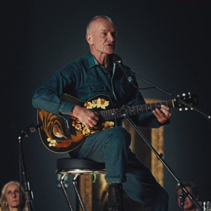 Ο Sting μας ταξιδεύει στο παρελθόν μέσα από την εκτέλεση του χαρακτηριστικού τραγουδιού του