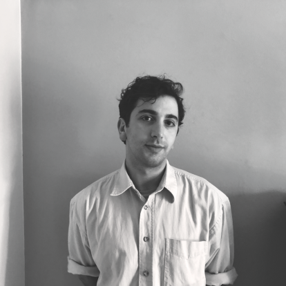 Ο Mario Banushi σε μια αποκλειστική συνέντευξη στο GLOW λίγο μετά τη βράβευσή του με τον 54ο Αργυρό Λέοντα στην Μπιενάλε Θεάτρου της Βενετίας