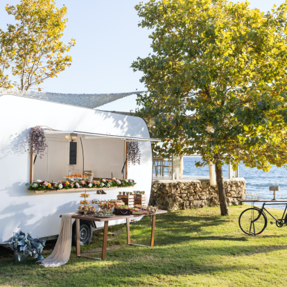 Το catering που προσεγγίζει τη γαστρονομική εμπειρία της γαμήλιας δεξίωσης με δημιουργικότητα, αισθητική