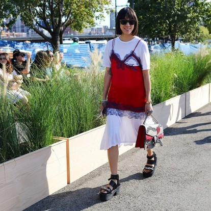 Νιώστε όπως μία street style star με αυτά τα slip dresses 