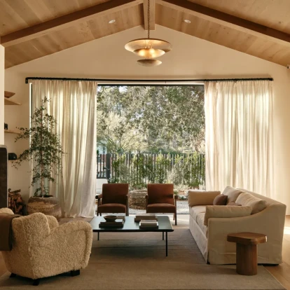 Η ορεινή κατοικία στην California που θυμίζει ένα σύγχρονο καταφύγιο μέσα στη φύση