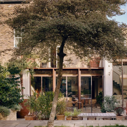 Μια βικτωριανή κατοικία στο Ανατολικό Λονδίνο μεταμορφώνεται με φυσικά υλικά και σύγχρονο design, ισορροπώντας ανάμεσα στην κομψότητα και τη λειτουργικότητα